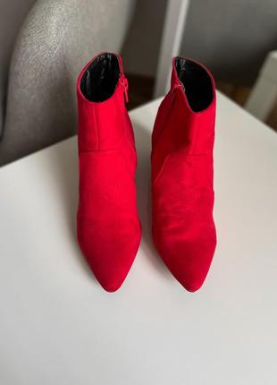 Красные ботинки на устойчивом каблуке10 фото