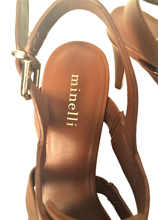 Босоніжки шкіряні на підборах шпильки