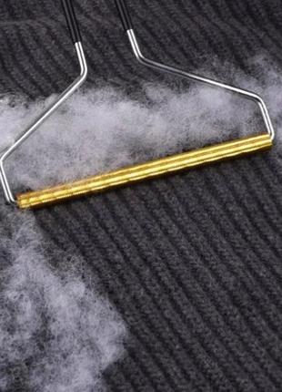 Щетка-скребок 11,5 см для удаления катышков и ворса с одежды, мебели и ковров (2838)