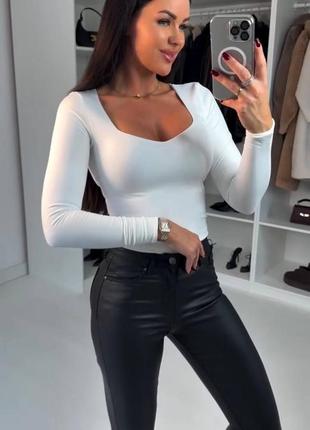 Лонгслив женский однотонный с вырезом в зоне декольте качественный стильный трендовый белый черный