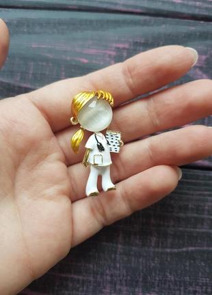 Брошь девочка врач