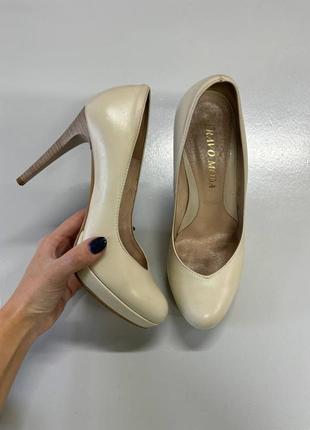 Молочные туфли на высоком каблуке bravo moda