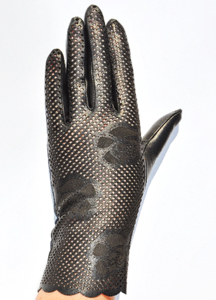 Женские кожаные перфорированные перчатки без подкладки.