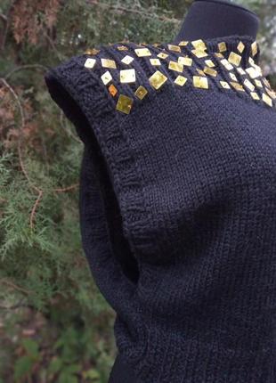 Чорна жилет з вовною тепла з позолотою прикрасою безрукавка