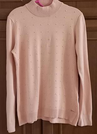 Пудровый лонгслив с приклепаными жемчужинами