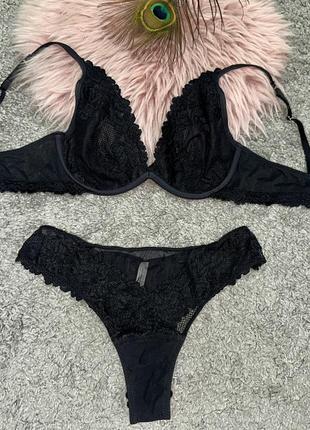 Шикарный комплект нижнего белья: бюстгальтер и трусики intimissimi