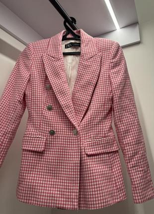 Стильний жакет zara у ніжно-рожевому кольорі з класичним принтом «гусяча лапка»
