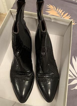 Оксфорди. челсі. шкіряні лакові