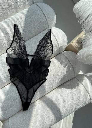 Сеточное боди с акцентом на бюст