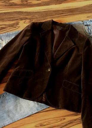 Супер-комплект від "armani": коричневий оксамитовий жакет і джинси.