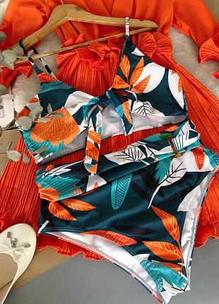 Ідеальний красивий яскравий новий купальник