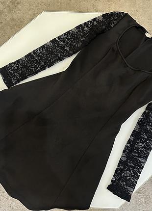 Черное платье с кружевом