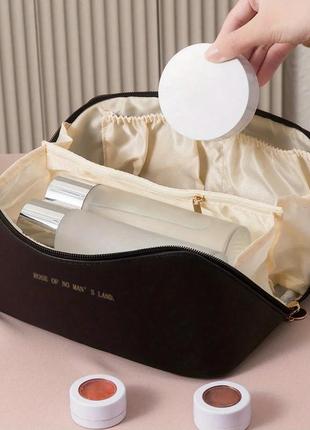 Велика чорна косметичка