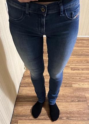 Женские джинсы