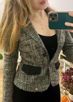 Короткий серый пиджак в стиле chanel