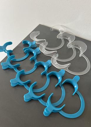 Ретрактор губний