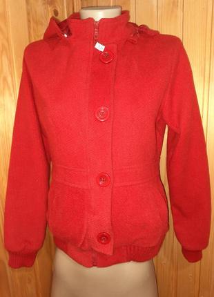 Курточка женская, пальто красного цвета