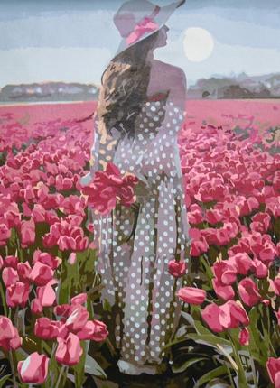 Картина за номерами strateg преміум дівчина серед поля з тюльпанами з лаком та з рівнем розміром 30х40 см