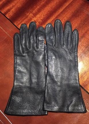 Рукавички шкіряні з тисненим малюнком.