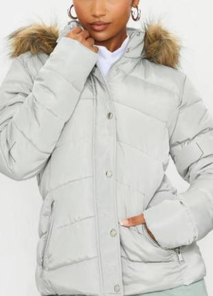 Короткий пуховик серебряного кольра prettylittlething