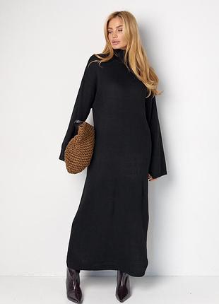 Черное длинное вязаное платье прямого кроя