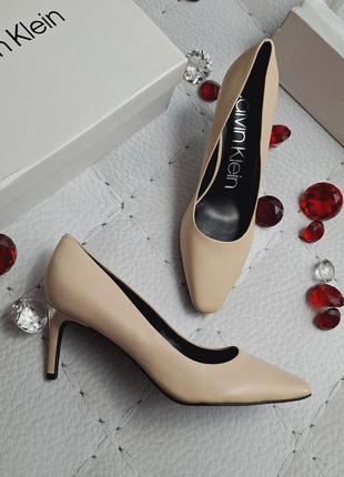Calvin klein оригінал бежеві шкіряні туфлі човники на невисокій шпильці