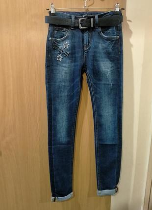 Джинси жіночі сині з зірочками.і-6204. 
розміри: 25-30 
ціна - 650грн