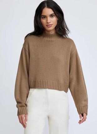 Теплый приятный стильный свитер