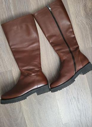 Трендовые коричневые сапоги. кожа