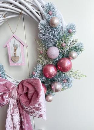 Новогодний венчик на дверь розовый с бантом. рождественский венок на дверь с баном розовый9 фото