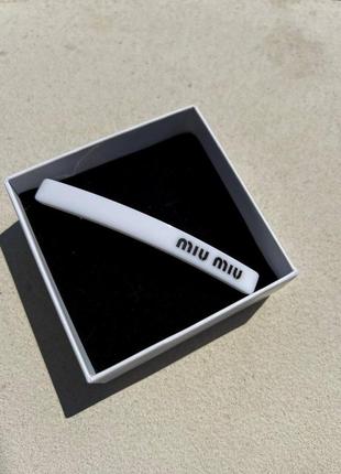 Белая брендовая заколка для волос