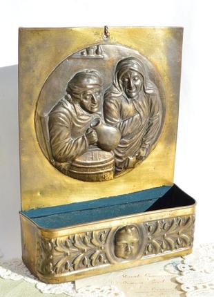 Старовинна настінна полочка для різноманітних дрібниць. сюжетний барельєф. латунь. полиця. пілочка, консоль.