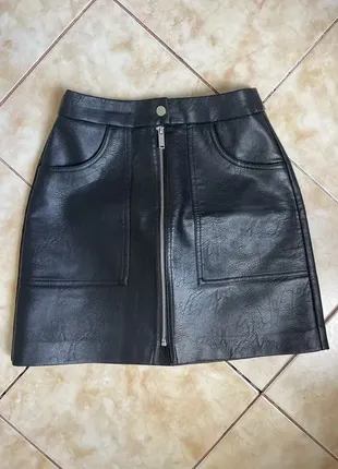 Кожаная юбка от бренда stradivarius на молнии