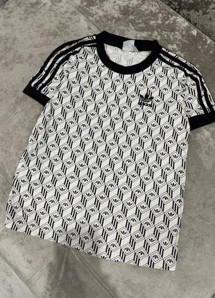 Футболка adidas монограмм