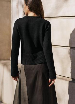 Укорочений чорний трикотажний светр із розрізами, розмір s*2 фото