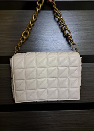 Сумка zara молочного цвета на толстой цепи