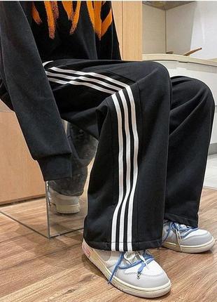Штани з лампасами