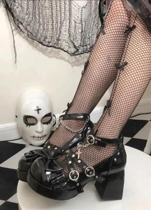 Жіночі чорні туфлі на підборах у готичному стилі