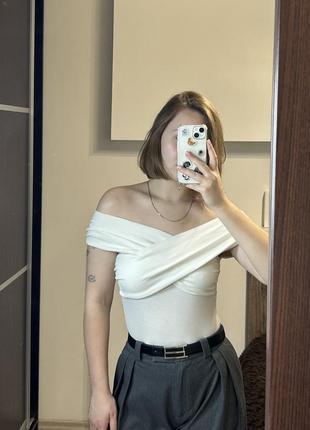 Боди с открытыми плечами
