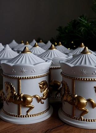 Соевая свеча в гипсовом кашпо карусель, новый год, резьба, зимняя