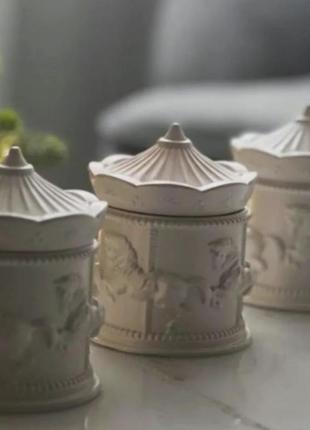 Соевая свеча в гипсовом кашпо карусель, новый год, резьба, зимняя