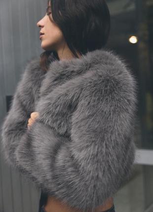 Короткое пальто из искусственного меха