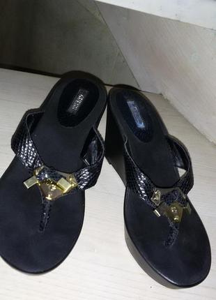 Guess (сша)- шкіряні шльопанці на танкетці розмір 39 (25,5 см)