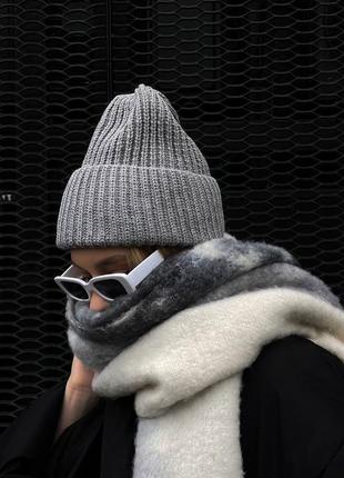 Теплая стильная шапка на зиму серая шапка женская