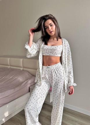 🖇пижама 3-ка с халатиком, топом и брюками в милый принт сердечками в белом цвете