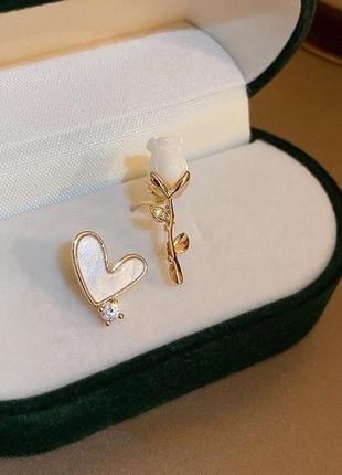 Серьги пусеты (гвоздики) бижутерия со вставкой из эпоксидной смолы роза с сердечком
