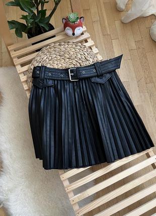 Стильная юбочка плиссе из эко кожи от river island