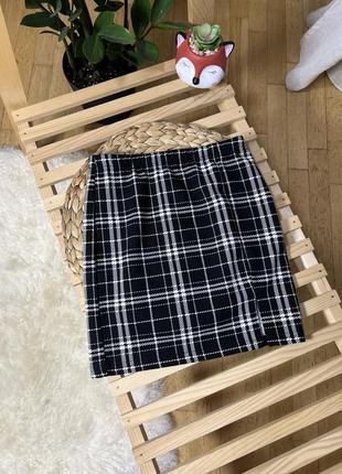 Стильна спідничка з маленьким розрізом на ніжці від shein