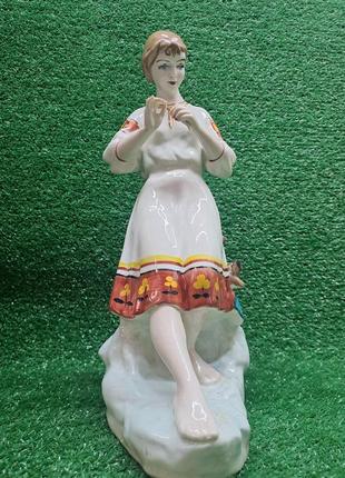 Статуетка девушка с ромашкой