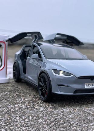Металева модель tesla model x інерційна 1:24 тесла модель ікс із зарядною станцією